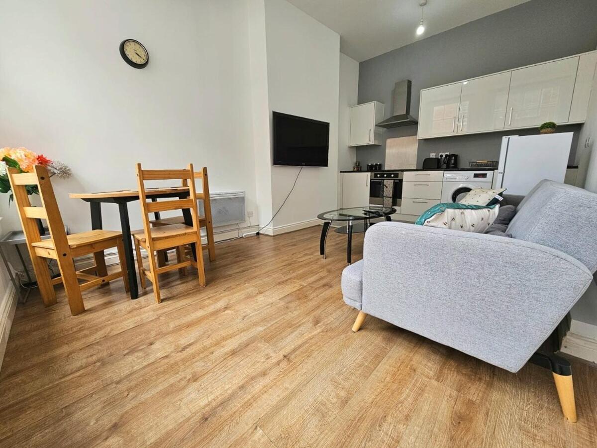 Bee Accommodations Backways Лестър Екстериор снимка